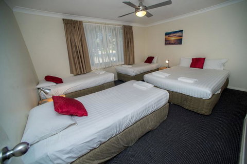Beaches Serviced Apartments - Accommodation Main Beach 0