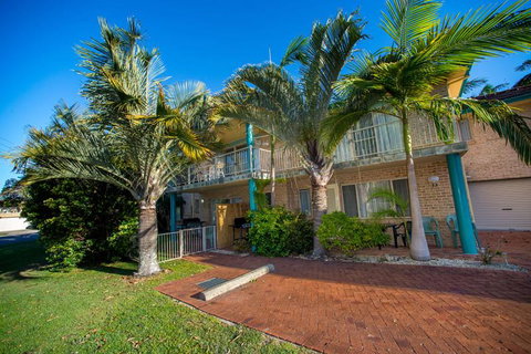 Beaches Serviced Apartments - Accommodation Main Beach 1