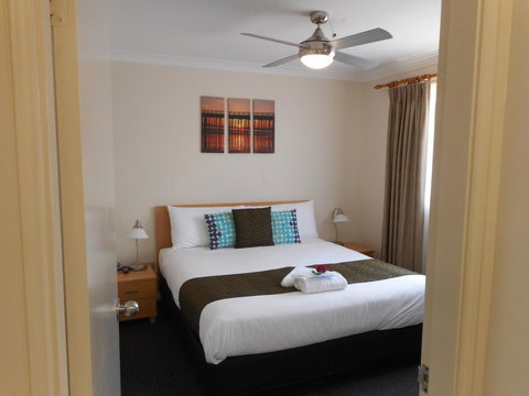 Beaches Serviced Apartments - Accommodation Main Beach 28