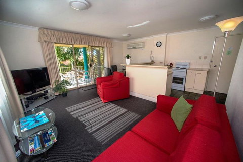 Beaches Serviced Apartments - Accommodation Main Beach 12