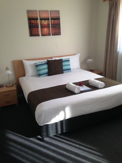 Beaches Serviced Apartments - Accommodation Main Beach 40