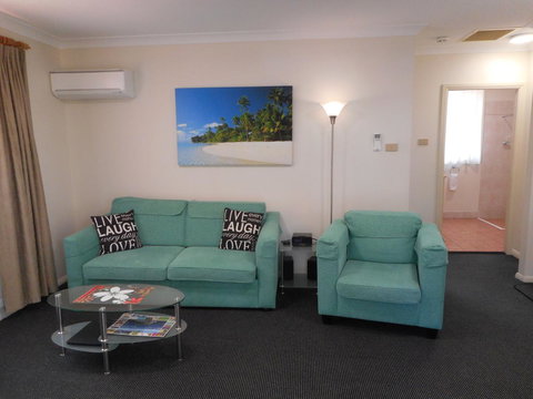 Beaches Serviced Apartments - Accommodation Main Beach 25
