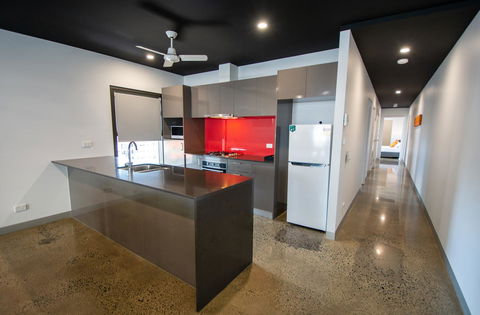 Magnum Serviced Apartments - Accommodation Main Beach 8
