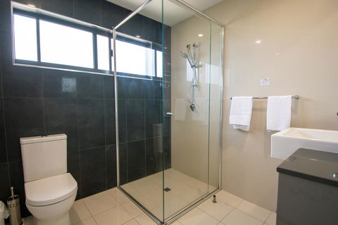 Magnum Serviced Apartments - Accommodation Main Beach 35