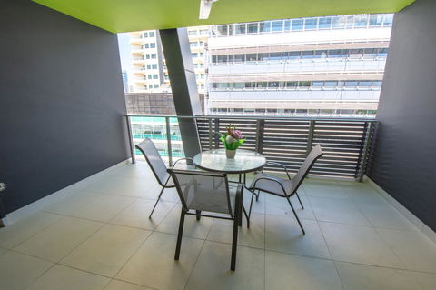 Magnum Serviced Apartments - Accommodation Main Beach 13