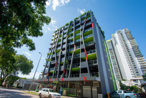 Magnum Serviced Apartments - Accommodation Main Beach 30