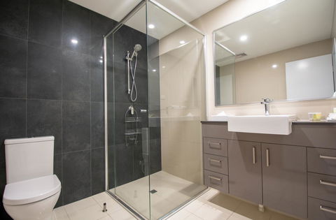 Magnum Serviced Apartments - Accommodation Main Beach 10