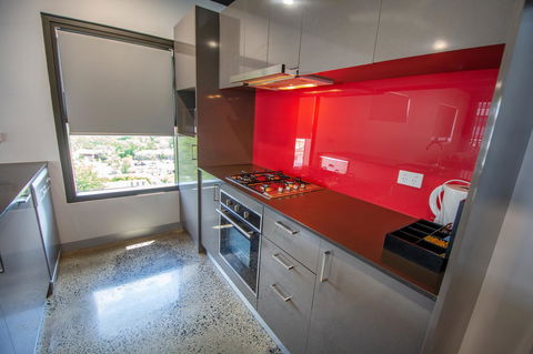 Magnum Serviced Apartments - Accommodation Main Beach 7