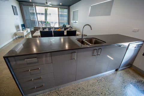 Magnum Serviced Apartments - Accommodation Main Beach 6
