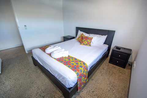 Magnum Serviced Apartments - Accommodation Main Beach 9