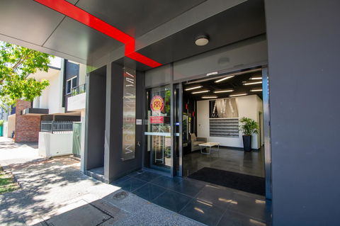 Magnum Serviced Apartments - Accommodation Main Beach 25