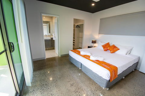 Magnum Serviced Apartments - Accommodation Main Beach 33
