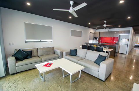 Magnum Serviced Apartments - Accommodation Main Beach 5