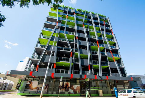Magnum Serviced Apartments - Accommodation Main Beach 31