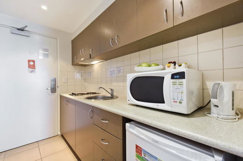 Metro Advance Apartments & Hotel - Accommodation Main Beach 14
