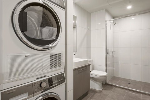 Hudson Berrimah - Accommodation Main Beach 3