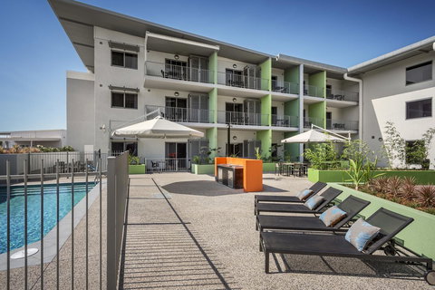 Hudson Berrimah - Accommodation Main Beach 1