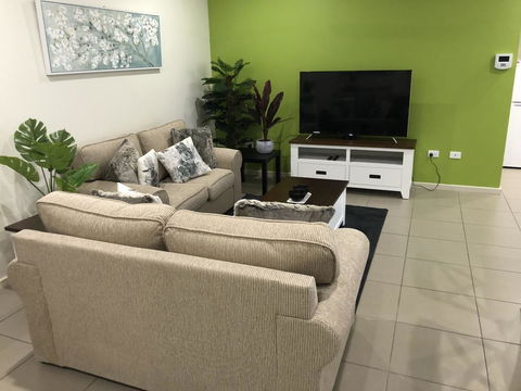 Darwin-Ocean Views, Tropical Getaway, Pool & Aircon - Accommodation Main Beach 4
