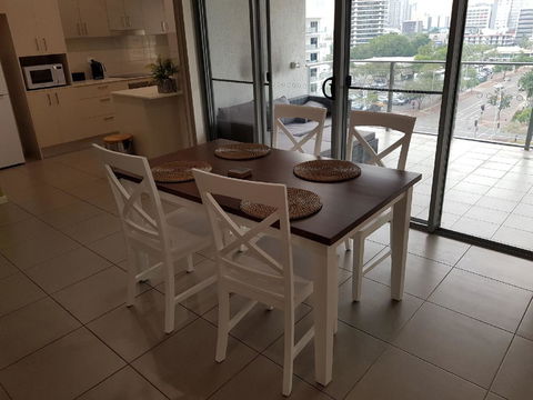 Darwin-Ocean Views, Tropical Getaway, Pool & Aircon - Accommodation Main Beach 7