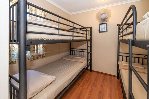 Oasis Tourist Park - Accommodation Main Beach 17
