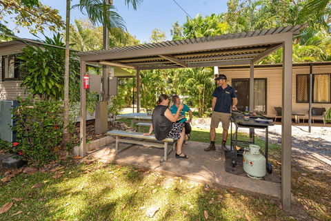 Oasis Tourist Park - Accommodation Main Beach 5