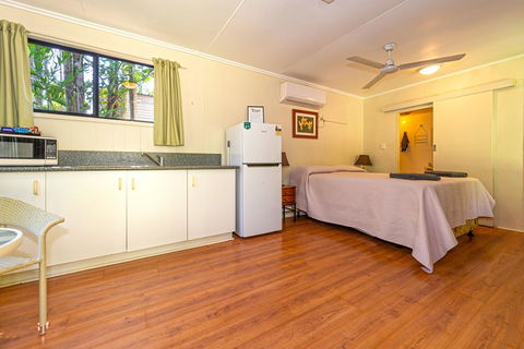 Oasis Tourist Park - Accommodation Main Beach 8