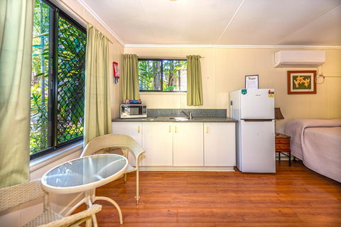 Oasis Tourist Park - Accommodation Main Beach 6