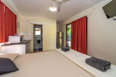 Oasis Tourist Park - Accommodation Main Beach 12