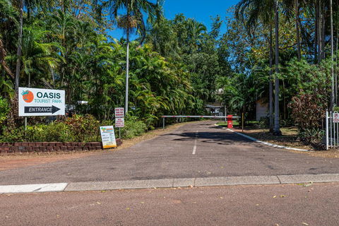 Oasis Tourist Park - Accommodation Main Beach 1
