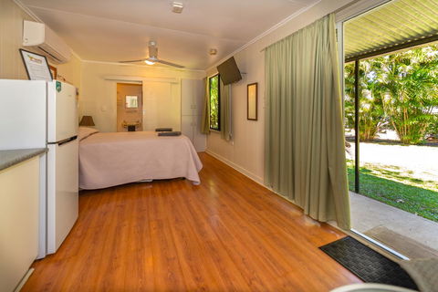 Oasis Tourist Park - Accommodation Main Beach 7