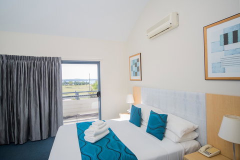 Corrigans Cove - Accommodation Main Beach 4