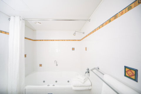 Corrigans Cove - Accommodation Main Beach 9