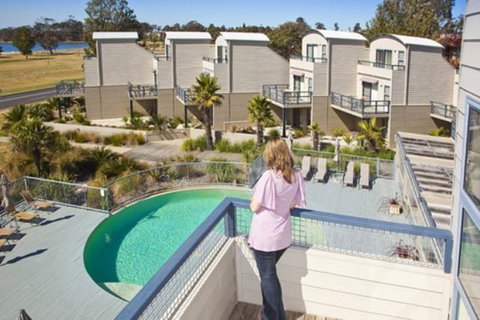 Corrigans Cove - Accommodation Main Beach 12