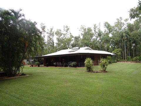 DARWIN'S SHADY ACRES RETREAT - Accommodation Main Beach 0