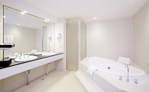 Crowne Plaza Canberra, An IHG Hotel - Accommodation Main Beach 20