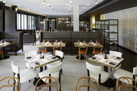 Burbury Hotel - Accommodation Main Beach 17