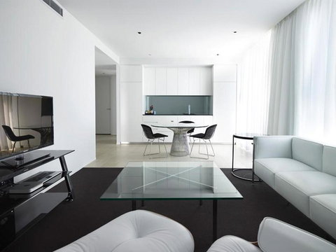 Burbury Hotel - Accommodation Main Beach 7