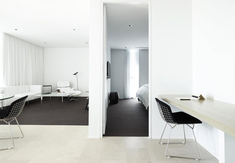 Burbury Hotel - Accommodation Main Beach 24