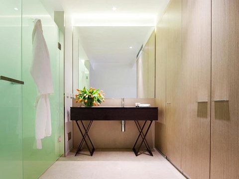 Burbury Hotel - Accommodation Main Beach 6