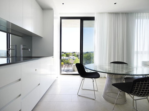 Burbury Hotel - Accommodation Main Beach 25