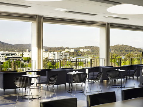 Burbury Hotel - Accommodation Main Beach 9