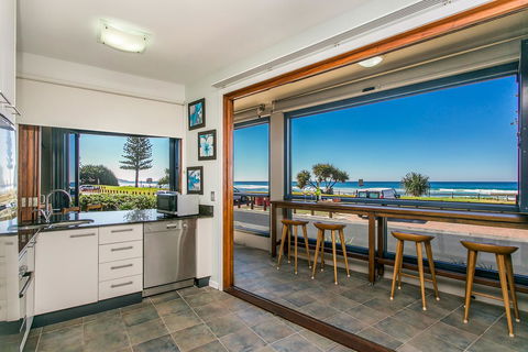 Lennox Holiday Apartments - Accommodation Main Beach 13