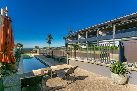 Lennox Holiday Apartments - Accommodation Main Beach 5