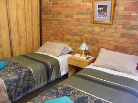 Boomers Guest House Hamilton - Accommodation Main Beach 2