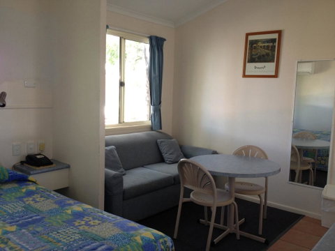 Bottle Tree Gardens Motel - Accommodation Main Beach 1