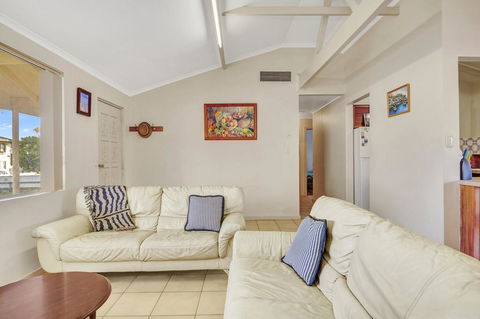 Break Away - Accommodation Main Beach 1