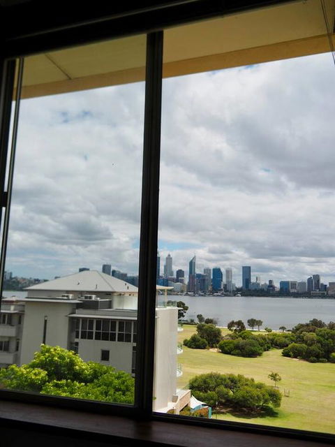 Breathtaking River & City Views! Free Parking & WiFi - Accommodation Main Beach 3