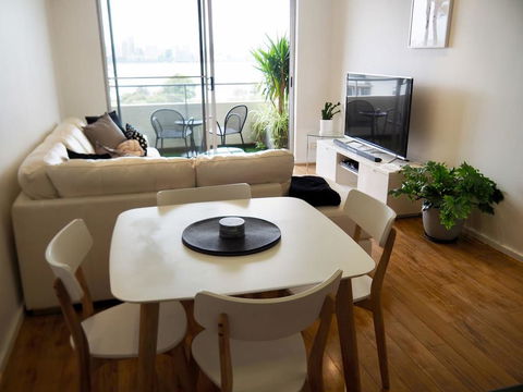 Breathtaking River & City Views! Free Parking & WiFi - Accommodation Main Beach 0