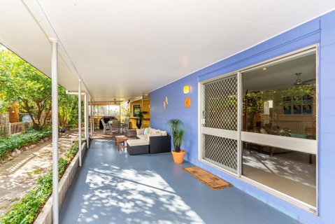 Bribie Beach House, Waterfront Directly Across The Road - Solander Esp, Banksia Beach - Accommodation Main Beach 3