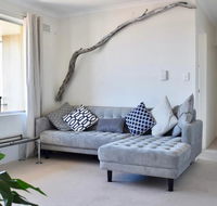 BRIGHT and airy TOP FLOOR apartment with FAB views - Accommodation Main Beach